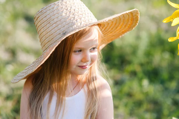 Χαριτωμένο κορίτσι σε ψάθινο καπέλο — Φωτογραφία Αρχείου
