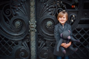 Küçük çocuk dövme gates tarafından