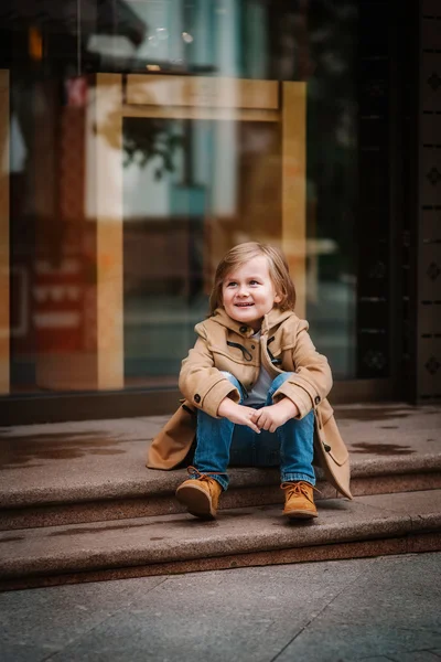 Маленький мальчик на прогулке в городе — стоковое фото