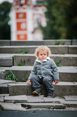 sokakta oturan çocuk 