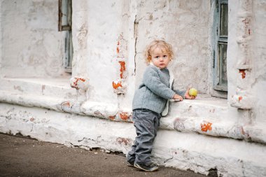 sokakta oturan çocuk 