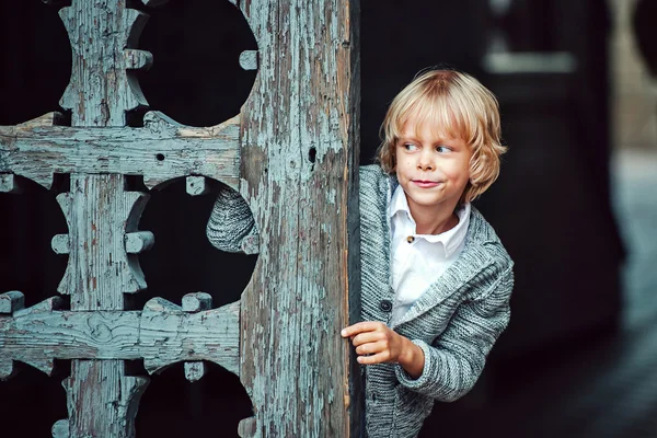 Маленький мальчик стоит возле дверей — стоковое фото