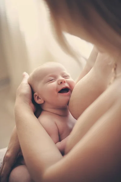 Moeder voeding kind — Stockfoto