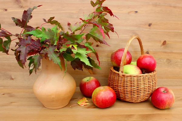 Composición otoñal con manzanas —  Fotos de Stock