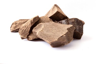 Çikolata yapmak için gerekli malzemeler. Beyaz masada kakao çekirdeği