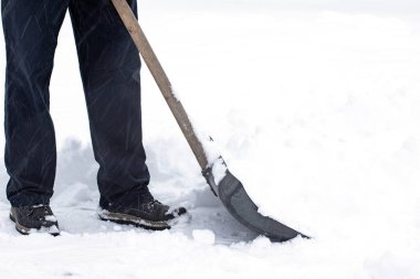 Kışın kar kürüyor. Kapatın.