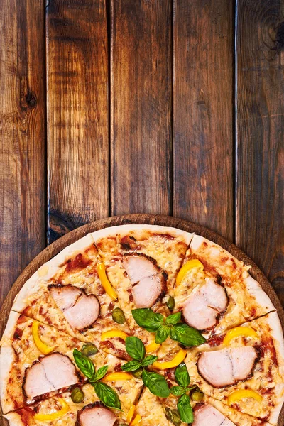 Tavuk pastırma, sarı biber ve Kapari pizza