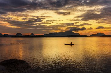 gondol ve gündoğumu Köyü Samchong-tai Phang nga Tayland Balık tutma