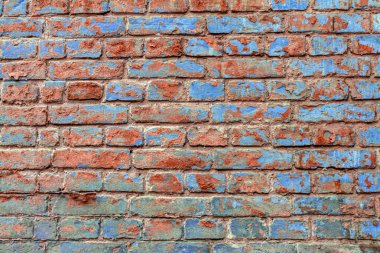 Parçalanmış alçıyla eski, yıpranmış tuğla işi. Geçmişi. Eski.