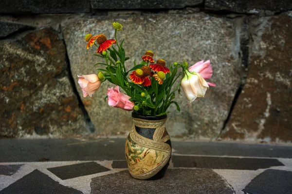 Ένα Μπουκέτο Φρεσκοκομμένα Λουλούδια Εσοδεία — Φωτογραφία Αρχείου