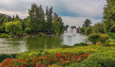 Ağaçlarla çevrili fıskiyeli park gölleri. Yürüyüş. Peyzaj.