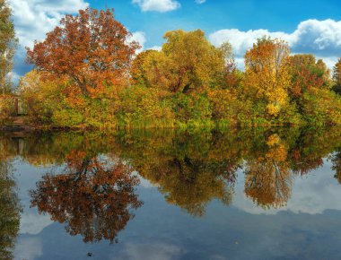 Göl güzel sonbahar ağaçlarıyla çevrili..