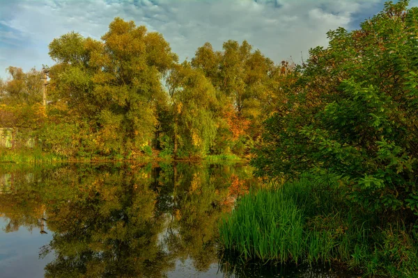 Lago Cercado Por Belas Árvores Outono — Fotografia de Stock