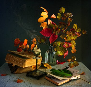 Sonbahar yaprakları, sönmüş mumlar ve kitaplarla dolu sakin bir hayat. Eski.