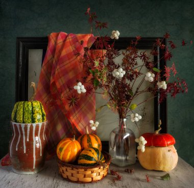 Balkabaklarıyla sakin bir hayat, sonbahar buketi ve resimden ahşap bir çerçeve. Eski.