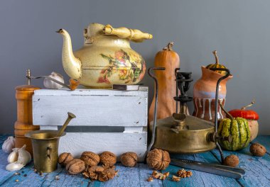 Balkabakları, fındıklar, pirinçler ve eski bir mutfakta havan topu ile geçmişe dönük bir hayat. Eski.