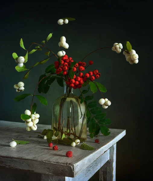 Natura Morta Con Bouquet Rami Con Bacche Sorbo Snowberry Vintage — Foto Stock