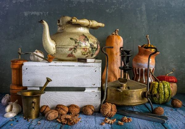 Balkabakları, fındıklar, pirinçler ve eski bir mutfakta havan topu ile geçmişe dönük bir hayat. Eski.