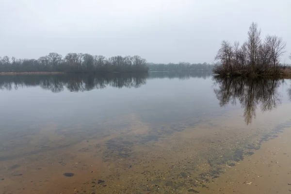 やり過ぎだ 川沿いの森は水面に映る 静かな自然シーン — ストック写真