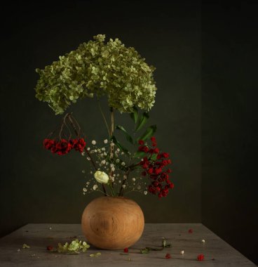 Çiçek kompozisyonu. Kurutulmuş bitkiler. Eski model. Retro.