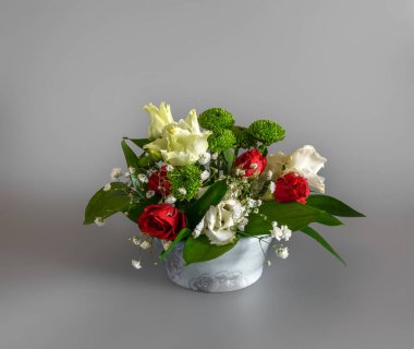 Seramik vazoda çiçekli küçük bir buket. Minimalizm.