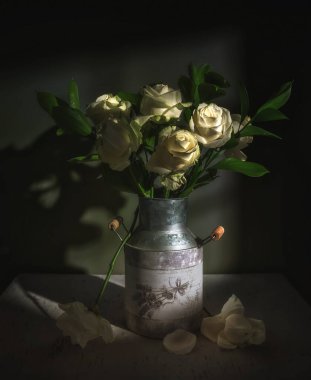Bir buket solmuş gülle sakin bir hayat. Eski.