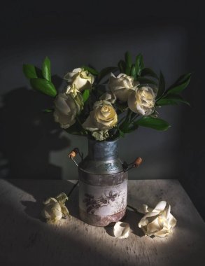 Bir buket solmuş gülle sakin bir hayat. Eski.