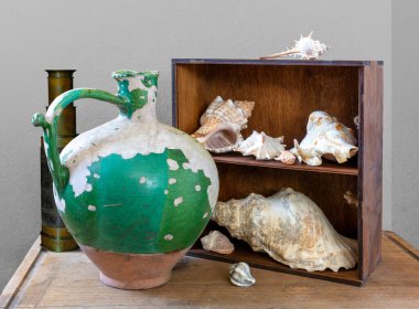 Eski bir sürahi, mermiler ve teleskopla hayat dolu. Eski.