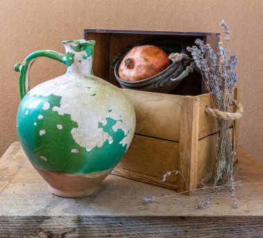 Eski bir sürahi, olgun bir nar, antika bakır kaplar ve bir demet lavanta ile sakin bir hayat. Eski.