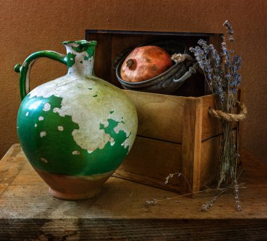 Eski bir sürahi, olgun bir nar, antika bakır kaplar ve bir demet lavanta ile sakin bir hayat. Eski.