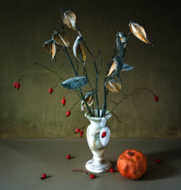 Bir buket kurumuş bitki, yaban gülü ve olgun nar ile sakin bir hayat. Eski.