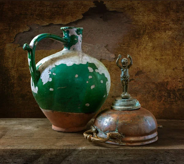 Still Life Old Peeling Ceramic Jug Copper Dishes Antique Bronze — Stock Photo, Image