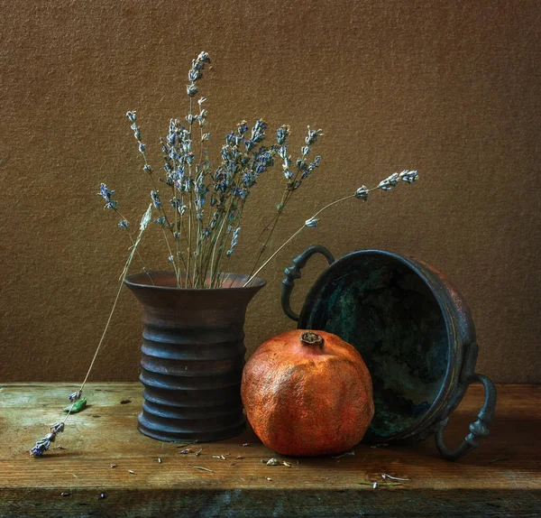 Stillleben Mit Reifem Roten Granatapfel Lavendelblüten Und Kupferutensilien Jahrgang — Stockfoto