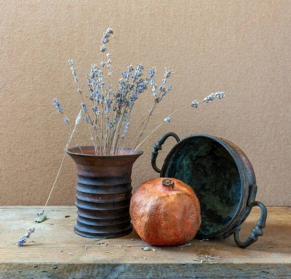 Stillleben Mit Reifem Roten Granatapfel Lavendelblüten Und Kupferutensilien Jahrgang — Stockfoto