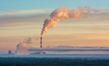 Kalın duman bacadan kaçar. Çevre kirliliği.