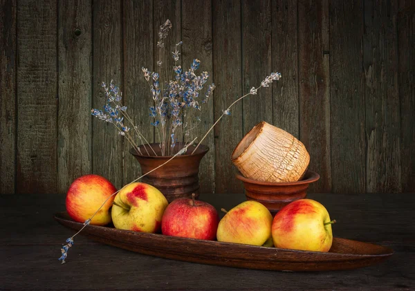 Csendélet Érett Almákkal Egy Csokor Levendulával Egy Kerámia Vázában Szüret — Stock Fotó