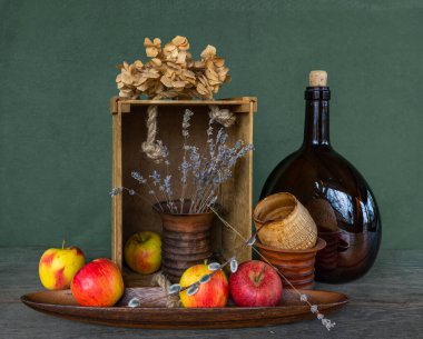 Olgun elmalar, lavanta buketi ve seramik vazoyla dolu bir hayat. Eski.