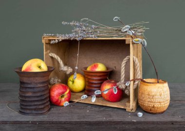 Olgun elmalar, lavanta buketi ve seramik vazoyla dolu bir hayat. Eski.