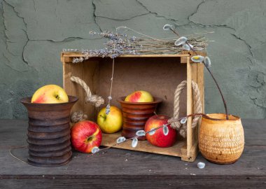 Olgun elmalar, lavanta buketi ve seramik vazoyla dolu bir hayat. Eski.