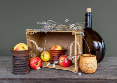 Olgun elmalar, lavanta buketi ve seramik vazoyla dolu bir hayat. Eski.