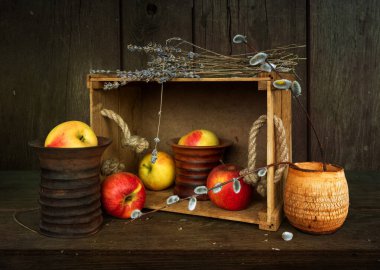 Olgun elmalar, lavanta buketi ve seramik vazoyla dolu bir hayat. Eski.