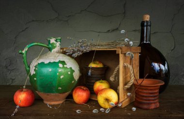 Eski bir seramik sürahi, soyulmuş boya, büyük koyu kahverengi bir şişe, seramik bir vazo, bir demet lavanta ve olgun elmalarla dolu bir hayat. Eski.