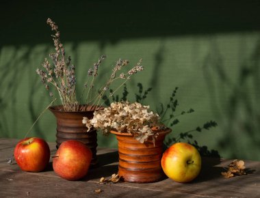 Olgun elmalar, lavanta buketi ve seramik vazoyla dolu bir hayat. Eski.