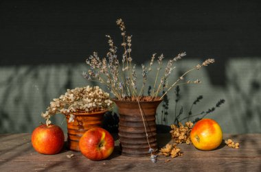 Olgun elmalar, lavanta buketi ve seramik vazoyla dolu bir hayat. Eski.