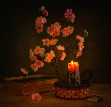 Sakura çiçekleri ve yanan mumlarla dolu bir hayat. Eski model. Retro.
