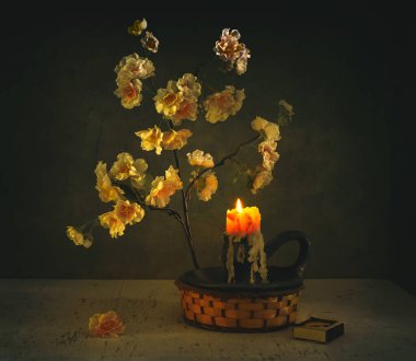 Sakura çiçekleri ve yanan mumlarla dolu bir hayat. Eski model. Retro.