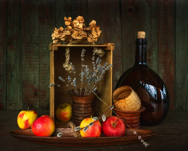 Olgun elmalar, lavanta buketi ve seramik vazoyla dolu bir hayat. Eski.