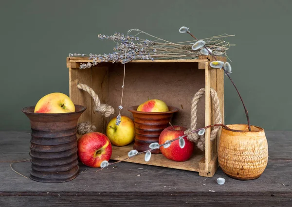 Olgun elmalar, lavanta buketi ve seramik vazoyla dolu bir hayat. Eski.