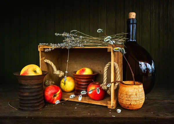 还有成熟的苹果 薰衣草和陶瓷花瓶 — 图库照片