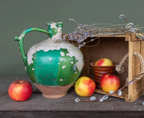 还有一个陈腐的陶瓷壶 上面有剥皮的油漆 一个陶瓷花瓶 干枯的花朵和成熟的苹果 — 图库照片